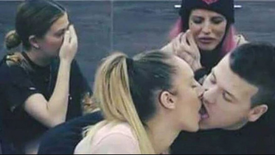 SLOBA SE PRAVI LUD, PERE SE OD LUNE Ona ga proslavila, a on sada na pomen njenog imena hoće da prekine intervju! (VIDEO)