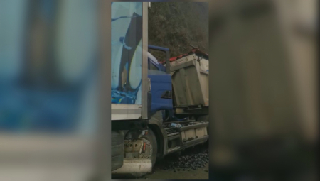 TEŽAK UDES KOD ČAČKA Sudar 3 kamiona, ugalj se rasuo po putu od siline udara (VIDEO)