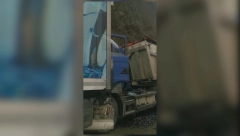 TEŽAK UDES KOD ČAČKA Sudar 3 kamiona, ugalj se rasuo po putu od siline udara (VIDEO)