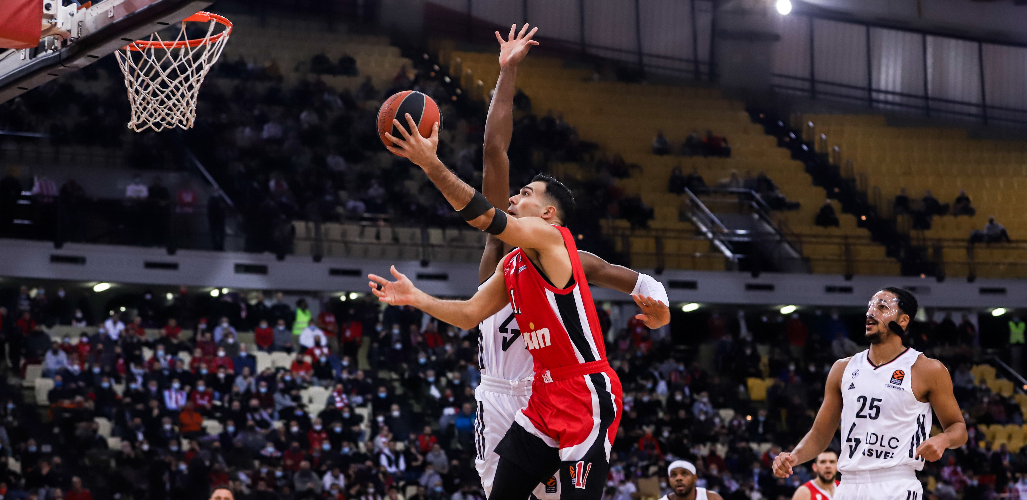 O OVOME SE PRIČA Navijači pale dresove najvećeg košarkaškog izdajnika (VIDEO)