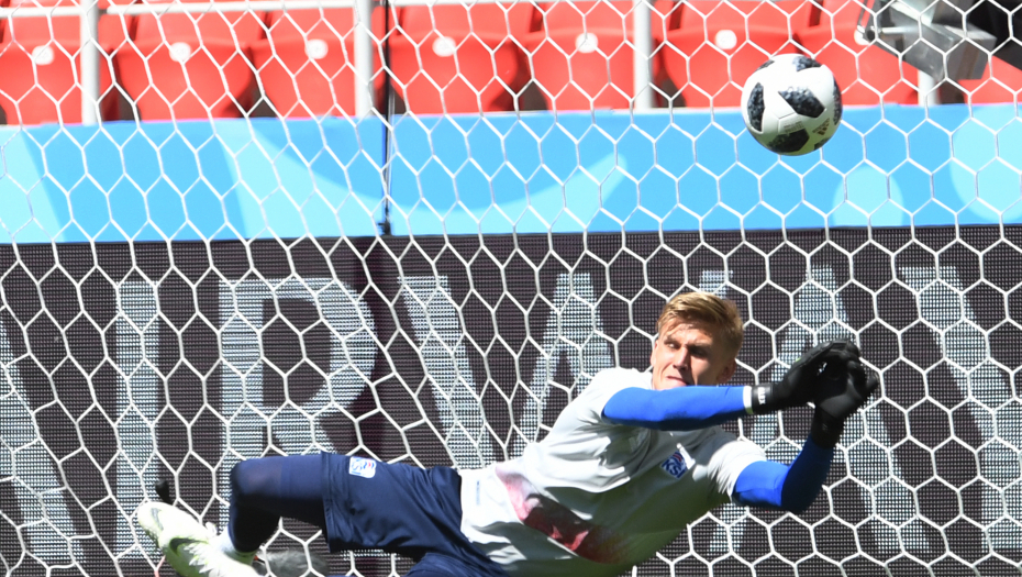 JEZIVA POVREDA! Golman Arsenala završio u bolnici zbog udarca u glavu! (FOTO)