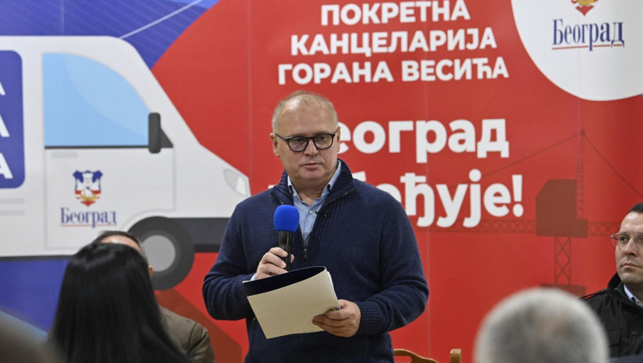 LEGO POKRETNA KANCELARIJA! Goran Vesić se neobičnim poklonom zahvalio novinarima na saradnji! (FOTO)