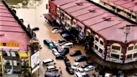 RASTE BROJ ŽRTAVA VELIKIH POPLAVA U MALEZIJI Najmanje četrnaest ljudi je poginulo