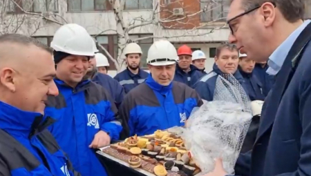 PREDSEDNIK VUČIĆ DONEO POSNE KOLAČE U KOSTOLAC Angelina umesila posluženje za slavu i poslala vrednim rudarima (VIDEO)