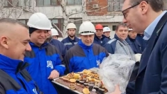 PREDSEDNIK VUČIĆ DONEO POSNE KOLAČE U KOSTOLAC Angelina umesila posluženje za slavu i poslala vrednim rudarima (VIDEO)