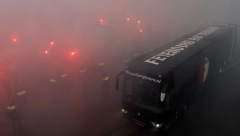 HAOS Dušan Tadić golom rešio derbi, ali niko ne priča o tome, već o paklenom napadu huligana pred meč (FOTO, VIDEO)