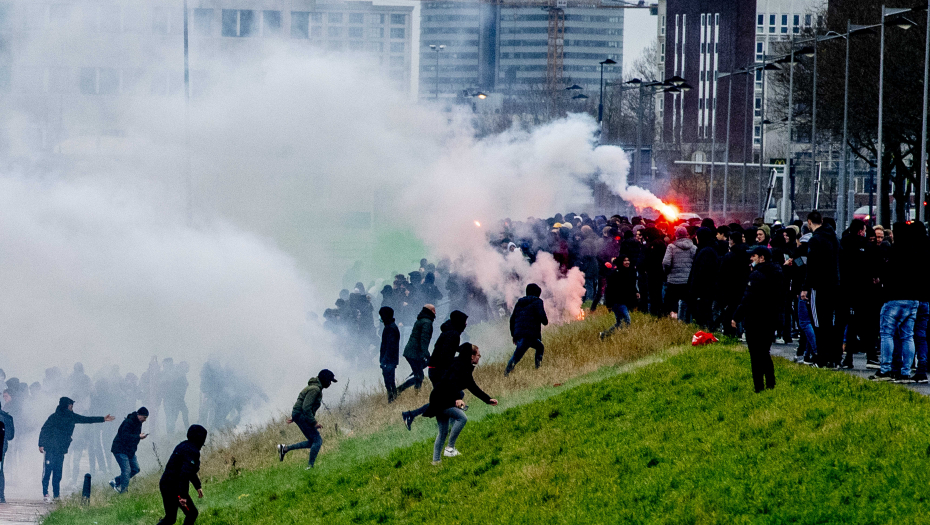 TOTALNI HAOS U HOLANDIJI! Uhapšena 64 navijača zbog nereda uoči utakmice Fejnorda i Ajaksa!