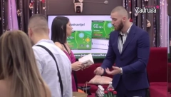 MENSUR POKAZAO ZUBE! Milici stigla čestitka, prolila more suza, pa oterala Ajdarpašića od sebe, a onda je on uradio ovo!