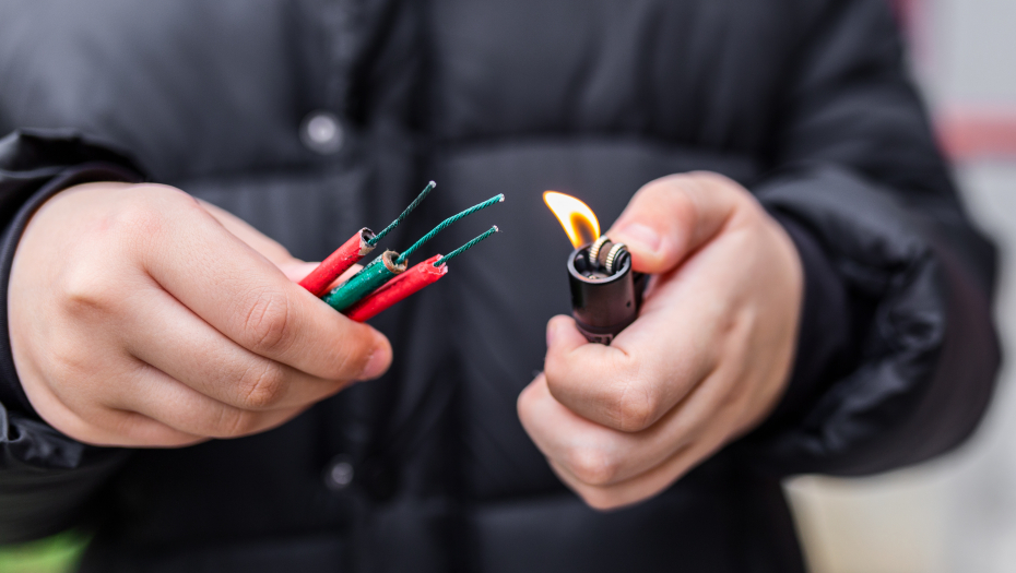 PIROTEHNIKA VAS MOŽE KOŠTATI GLAVE Dečaku u džepu eksplodiralo 40 petardi, došao u bolnicu sa opekotinama nogu i genitalija