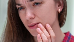 DA LI SE I VAMA OVO DEŠAVA Svakodnevne navike koje dovode do ispucalih usana