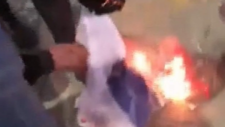 SKANDAL! Đilasovi mediji ne vide zapaljene zastave Srbije, već izveštavaju o mirnim albanskim demonstrantima koji ne vole Vučića