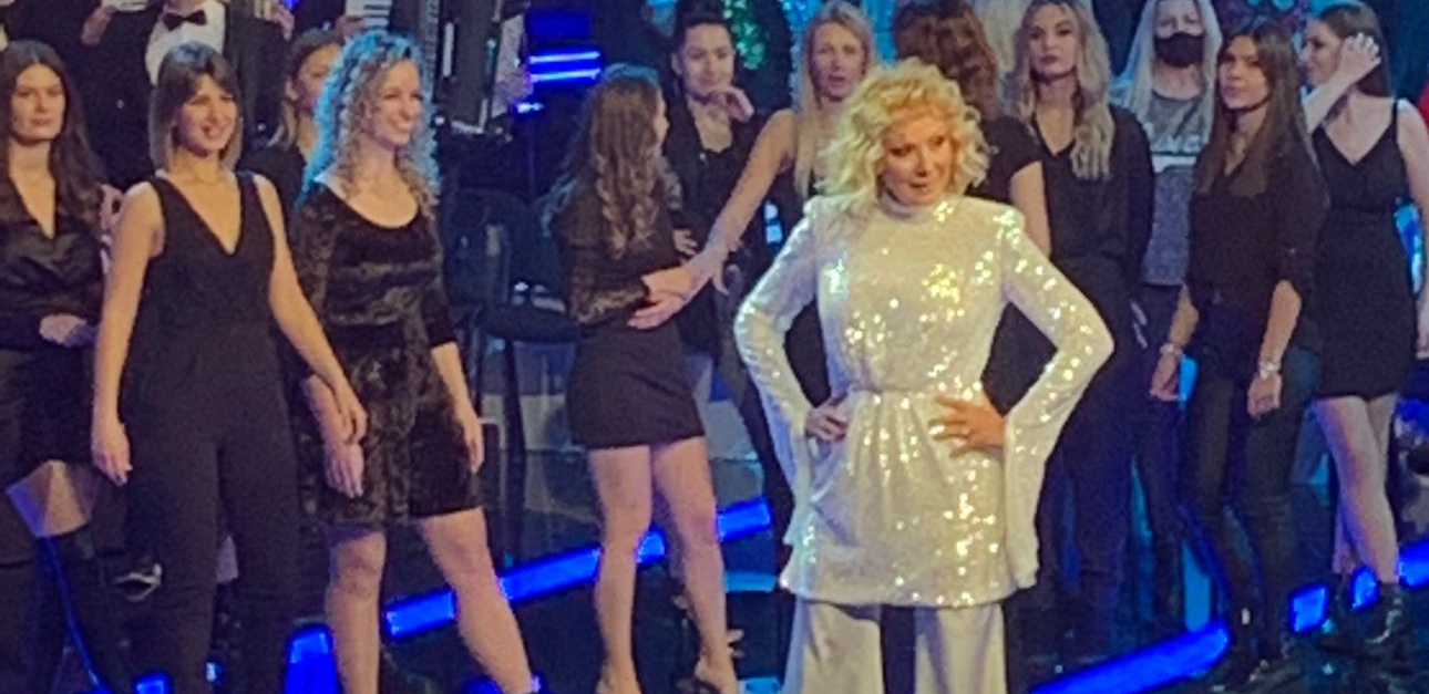 KOŠTA KAO STAN U BEOGRADU! Lepa Brena stigla na snimanje novogodišnjeg programa u novoj mašini, sve oči uprte u pevačicu!