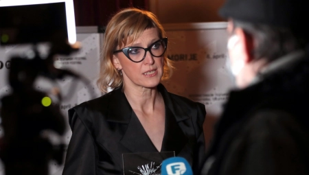 TEPIĆEVA I MARINIKINA JASMILA ŽBANIĆ PORUČUJE Vojska kakvu sada snaži Vučić, počinila je genocid, moramo tome stati na put!