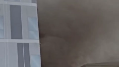 PRVE SLIKE SA MESTA GDE JE IZBIO POŽAR Kulja gusti dim iz zgrade KC Srbija: Radnici uzvikuju okupljenima da se pomere