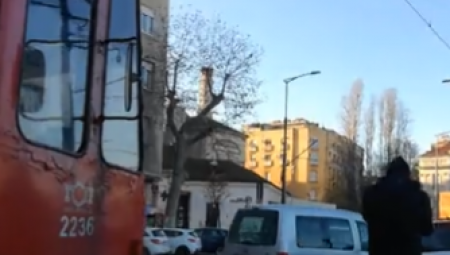 BEOGRADSKA (NE) KULTURA Oslobodilac prestonice: Parkirao auto nasred šina (VIDEO)