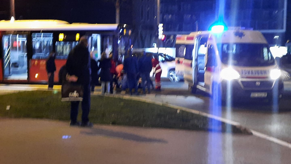 SAOBRAĆAJKA ISPRED BELVILA! Autobus udario devojku, odvezla je hitna pomoć!