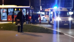 SAOBRAĆAJKA ISPRED BELVILA! Autobus udario devojku, odvezla je hitna pomoć!