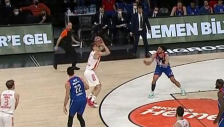 ZVEZDI PONIŠTENA TROJKA DVA MINUTA KASNIJE! Skandalozan potez sudija u Istanbulu, ovako nešto do sada nije viđeno!