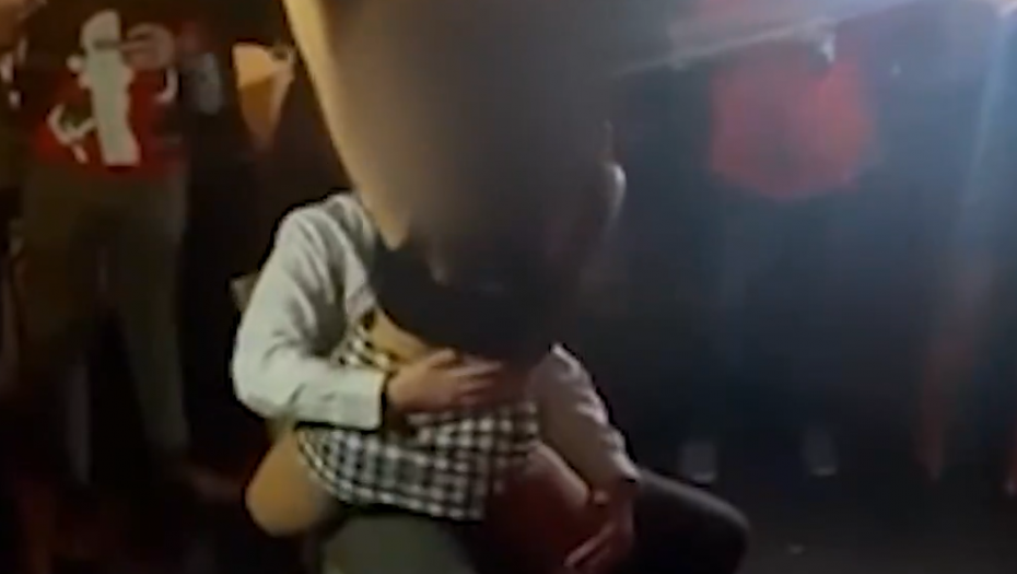 SKANDAL NEVIĐENIH RAZMERA Policajka se skinula i zaplesala šefu u krilu (VIDEO)