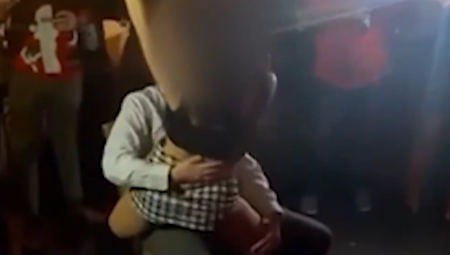 SKANDAL NEVIĐENIH RAZMERA Policajka se skinula i zaplesala šefu u krilu (VIDEO)