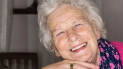 ANĐELIJA (75) NEMA NI VISOK PRITISAK NI HOLESTEROL: Svaki dan jede dve kašike ove smese i zdrava je kao dren