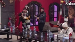 CAR UDARIO MAJU U GLAVU, IZBIO NEVIĐENI HAOS! Filipu pala roletna zbog ponašanja Marinkovićeve, reagovalo obezbeđenje!