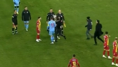 PREDSEDNIK NAPAO SUDIJE Golman je jedva sprečio bruku (VIDEO)