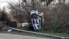 JEZIVA NESREĆA U SREMSKIM KARLOVCIMA Automobil sleteo sa puta i prevrnuo se - vozilo potpuno smrskano (FOTO)