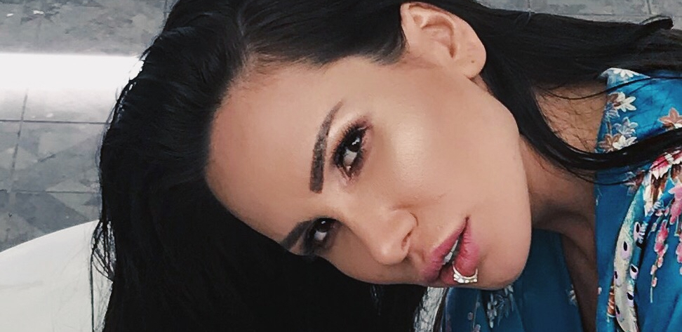 NIKOLIJA POTPUNO GOLA! Pevačica vrelom fotkom zapalila internet i pokazala vitko telo!