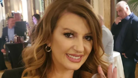 VIKI MILJKOVIĆ SE POHVALILA PRELEPIM POKLONOM "OVAKO JE TO KADA IMATE DIVNE KANDIDATE" (FOTO)