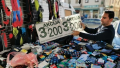 ODMAH SE HVATAJU ZA NOVČANIK I VADE PARE Trik čačanskih Roma: Ovako teraju maler i privlače kupce na svoje tezge (FOTO/VIDEO)