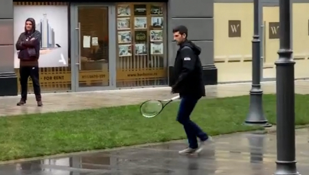 LJUDINA! Kiša pada, a Novak s klincima igra tenis na ulici! (VIDEO)