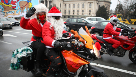 BAJKERI VELIKOG SRCA: Deda Mrazevi na motoru (FOTO)