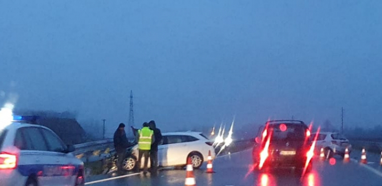 TEŠKA SAOBRAĆAJNA NESREĆA U OSTRUŽNICI! Muškarac kolima izleto sa puta i udario u ogradu