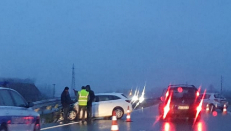 TEŽAK UDES NA AUTOPUTU MILOŠ VELIKI: Jedno vozilo se zakucalo u ogradu, drugo potpuno slupano sa prednje strane (FOTO)