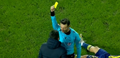 SA OVIM SUDIJOM NEMA ŠALE Čak je i doktoru dao žuti karton kad ga je iznervirao (VIDEO)