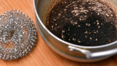 OČISTITE PLEH BEZ RIBANJA Ovim trikom se služe profesionalni kuvri i sigurno radI