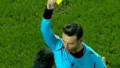 OVO JOŠ NIJE VIĐENO NA FUDBALSKIM TERENIMA Sudija doktoru dao žuti karton! (VIDEO)