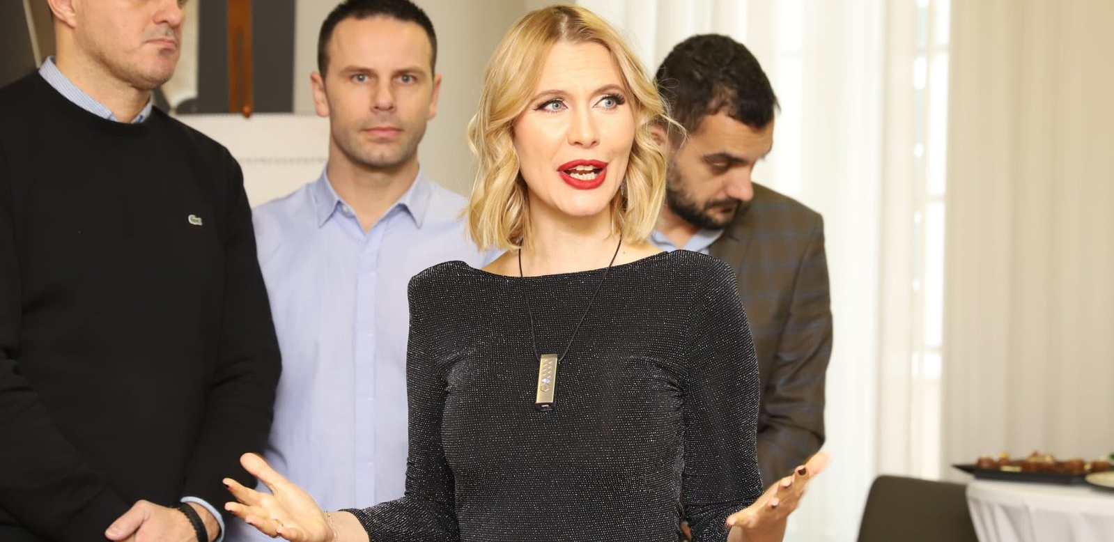 ONA JE ZAČINILA PRAZNIČNU ATMOSFERU U HUMSKOJ! Bilja zablistala na promociji Partizanovog kalendara! (FOTO)