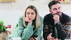 PREŽIVITE FAMILIJU TOKOM PRAZNIKA Šest strategija da preživite porodična okupljanja bez stresa i anksioznosti