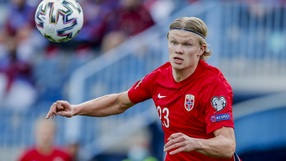 KAKVA BLAMAŽA HALANDA Norvežanin se baš obrukao, promašio gol sa peterca (VIDEO)