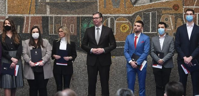 "ŽELIMO DA OSTANETE OVDE, U SRBIJI!" Vučić uručio ugovore o zaposlenju najuspešnijim diplomcima svih medicinskih fakulteta i srednjih medicinskih škola u Srbiji! (FOTO/VIDEO)