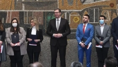 "ŽELIMO DA OSTANETE OVDE, U SRBIJI!" Vučić uručio ugovore o zaposlenju najuspešnijim diplomcima svih medicinskih fakulteta i srednjih medicinskih škola u Srbiji! (FOTO/VIDEO)