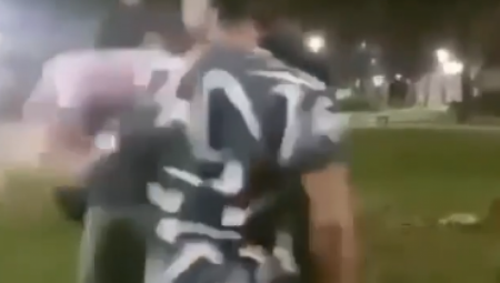 KUKAVIČKI PRETUKLI MOMKA PRED DEVOJKOM U LOZNICI Udarali ga u glavu nogama, on nepomično leži na trotoaru (VIDEO)