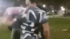 KUKAVIČKI PRETUKLI MOMKA PRED DEVOJKOM U LOZNICI Udarali ga u glavu nogama, on nepomično leži na trotoaru (VIDEO)