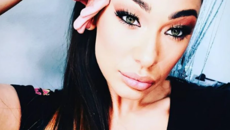SANJA ZAPALILA DRUŠTVENE MREŽE! Pevačica u izazovnoj kombinaciji legla na pesak, podigla hajinu i snimkom napravila opštu pometnju (FOTO)