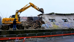 PO NALOGU GRADA BEOGRADA Počelo uklanjanje objekta u Ulici Milana Uzelca u Zemunu zbog ugrožavanja bezbednosti