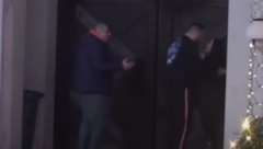 CAR IZBACIVAO MAJU IZ ZADRUGE Došao na kapiju i zahtevao da je isteraju!