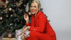 LEDENA KRALJICA! Jovana Jeremić uz trubače i Deda Mraza napravila haos u studiju, tu je i duboki šlic!