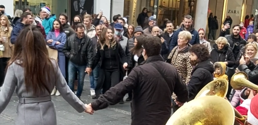 LUDNICA U KNEZU Trube odzvanjaju celom ulicom, građani se okupili pa zaigrali kolo! (VIDEO)